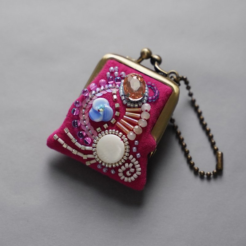 ネックレスにも、バッグチャームにも、小さな小さなビーズ刺繍のがま口 65 ピンク　ガーゼ　アクセサリーケース - 吊飾/掛飾 - 棉．麻 粉紅色