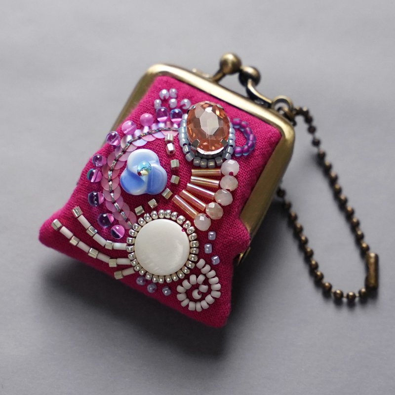 小さなビーズ刺繍のがま口 No.65 ビビッドピンクのガーゼ ネックレス・バッグチャームにも アクセサリーケース 手刺繍の一点物 - 吊飾/掛飾 - 棉．麻 粉紅色