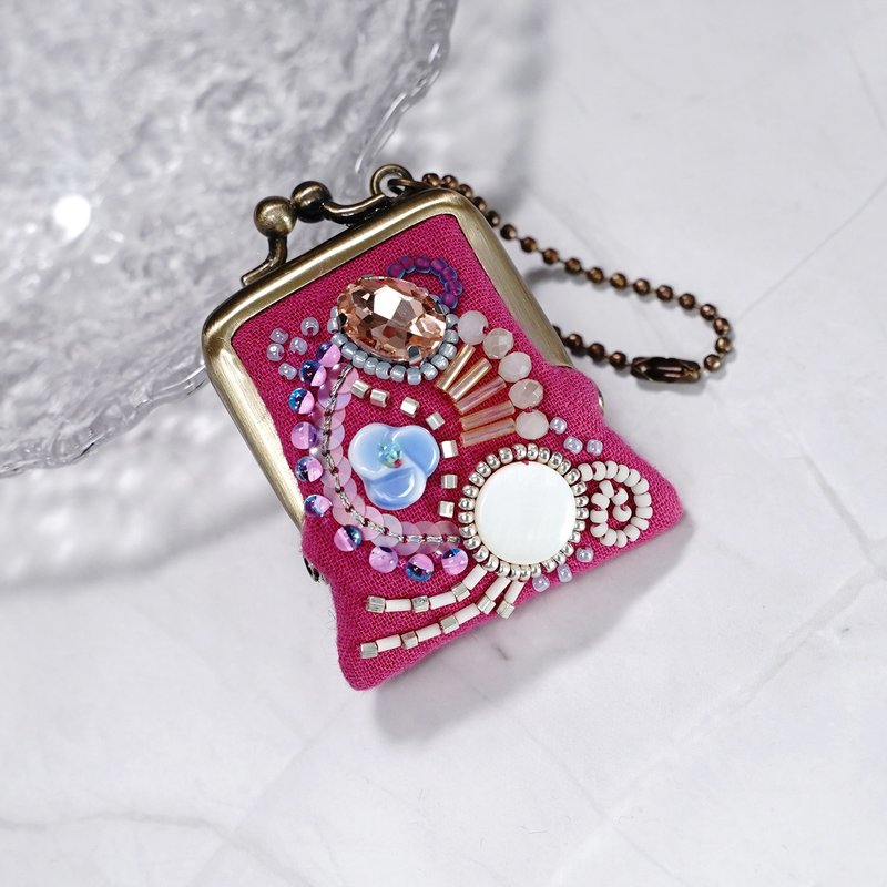 小さなビーズ刺繍のがま口 No.65 ビビッドピンクのガーゼ ネックレス・バッグチャームにも アクセサリーケース 手刺繍の一点物 - 吊飾/掛飾 - 棉．麻 粉紅色