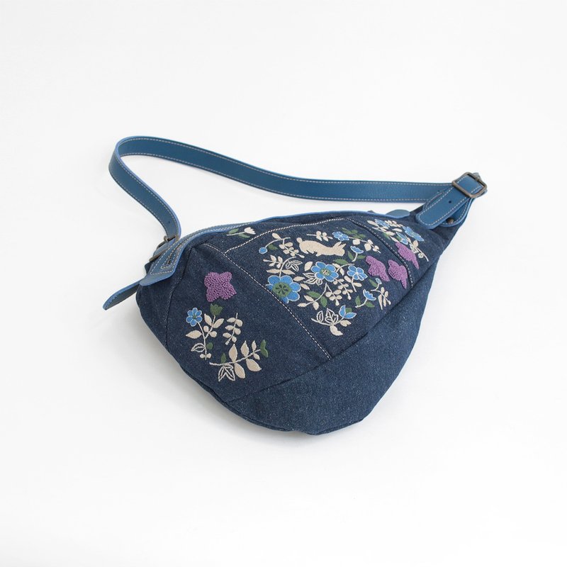 うさぎガーデン刺繍・ボディーバッグ - 後背包/背包/書包 - 真皮 藍色