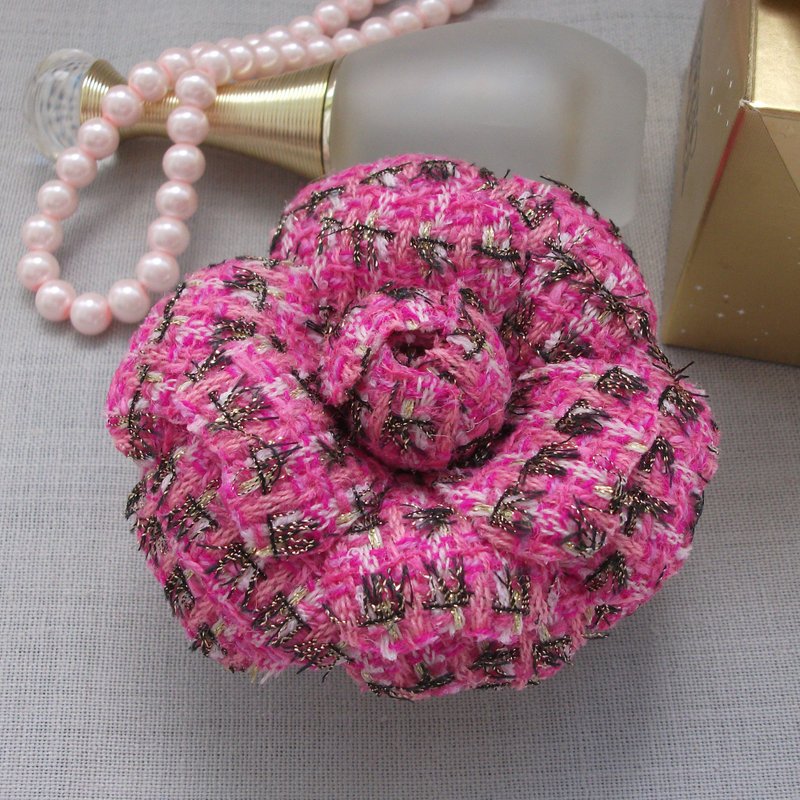 Camellia flower brooch in pink fabric - 胸針 - 羊毛 粉紅色