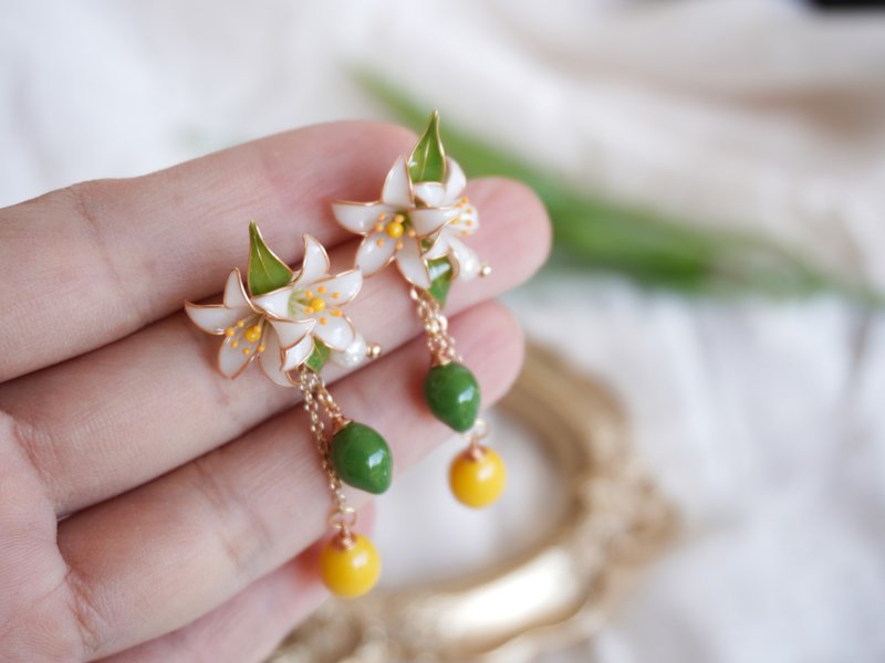 [Orange Blossom Lemon Earrings] Handmade Original Earrings Bronze Resin Wedding Gift - Earrings & Clip-ons - Resin White