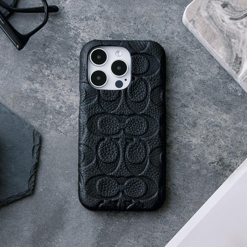 送贈品【COACH】iPhone 15系列  /16e 精品真皮手機殼 黑色壓花 - 手機殼/手機套 - 真皮 黑色