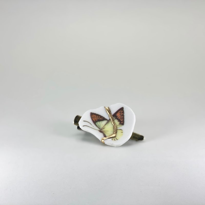 A butterfly brooch revived by Kintsugi - เข็มกลัด - เครื่องลายคราม ขาว