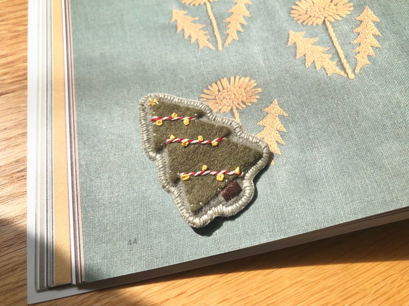 手刺繡布別針。金蔥聖誕樹 - 胸針 - 棉．麻 綠色