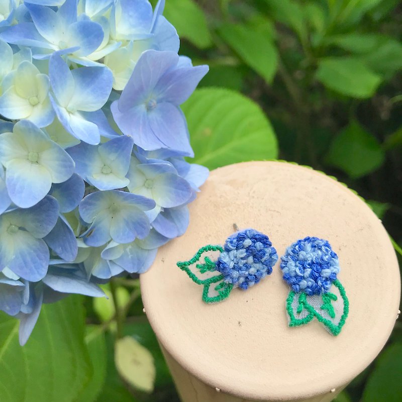 Hand-made embroidery//Hydrangea translucent earrings/blue//can be changed to clip style - ต่างหู - งานปัก สีน้ำเงิน