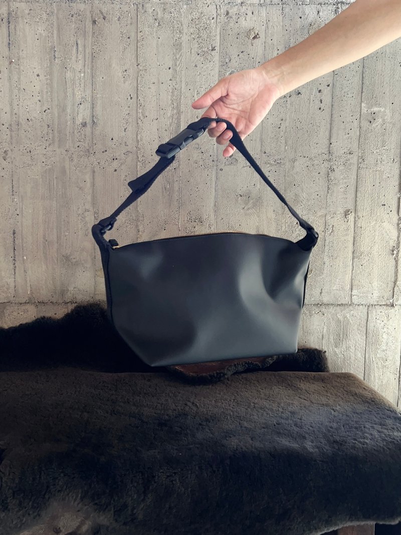 Leather lunch bag matte black [LBT Pro] - กระเป๋าแมสเซนเจอร์ - หนังแท้ สีดำ