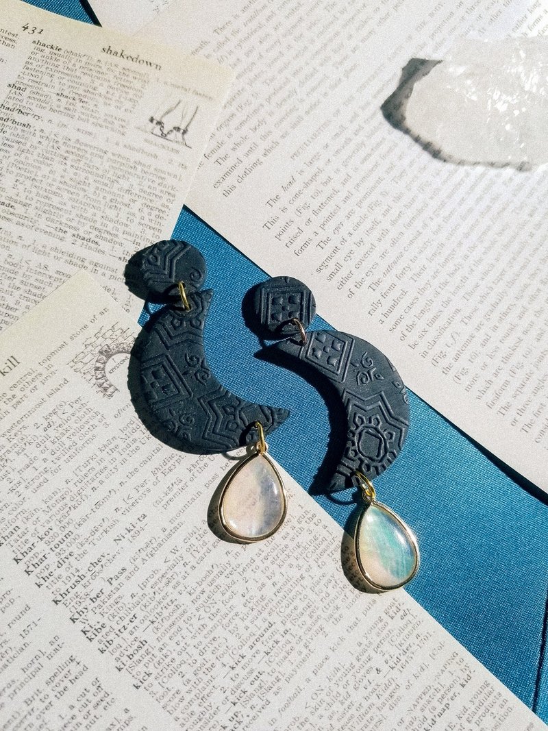 Boho Texture Black Moon Dangle Polymer Clay Earrings/Clip On Earrings - ต่างหู - ดินเผา สีดำ