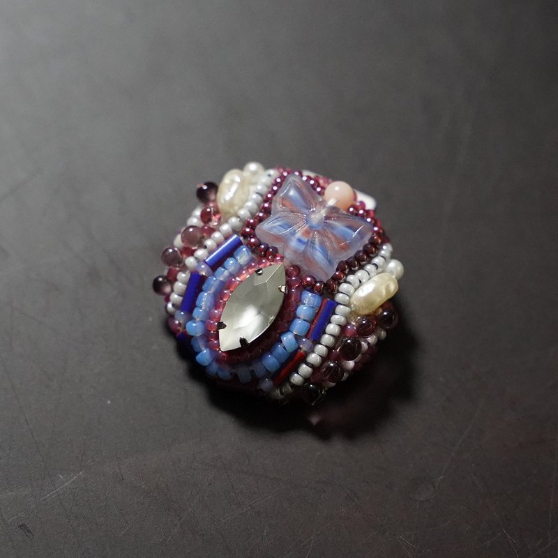 とても軽いおゃべりなブローチ8 ビーズ刺繍のブローチ　カラフル　パープル - 胸針 - 其他材質 紫色