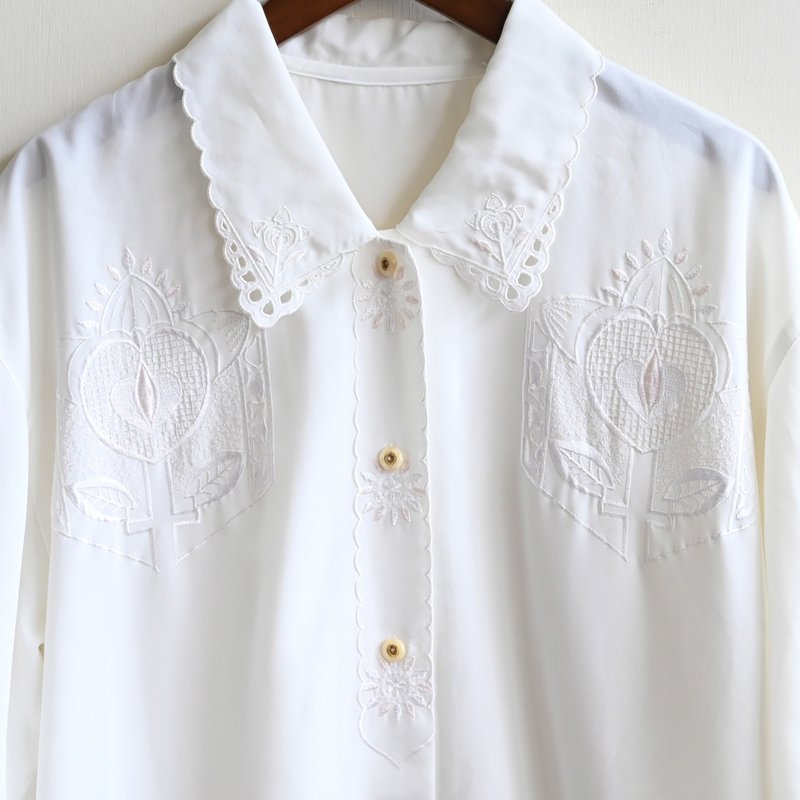 【蛋植物古著】鬱金香對稱刺繡短袖古著襯衫 - 女襯衫 - 其他人造纖維 白色