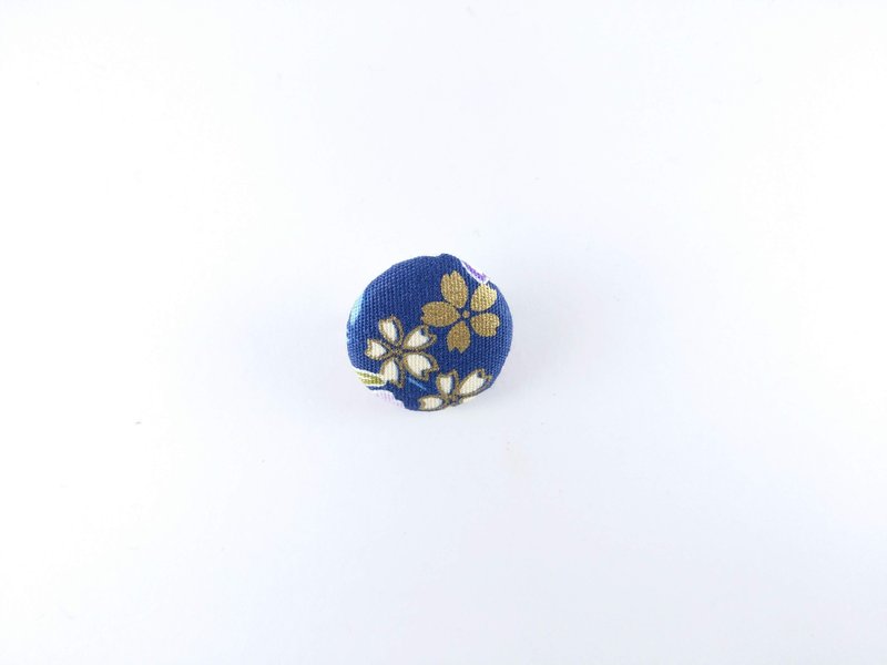 藍底 日系風格 櫻花-布包釦別針 胸針 織物徽章 布料鈕扣包 - 胸針 - 其他材質 藍色
