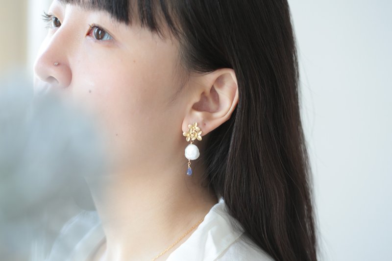 繁花盛開耳環│霧面鍍金花 天然珍珠 坦桑石 - 耳環/耳夾/耳骨夾 - 珍珠 金色