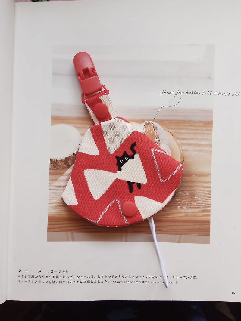 Red cat and bow two in one pacifier clip < pacifier dust bag + pacifier clip> dual function - ผ้ากันเปื้อน - ผ้าฝ้าย/ผ้าลินิน สีแดง