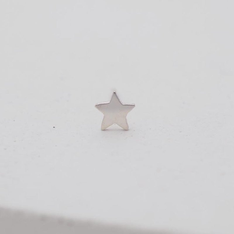 Minimalist Design Mini Star Sterling Silver Earrings (Single In) - ต่างหู - เงินแท้ สีเงิน