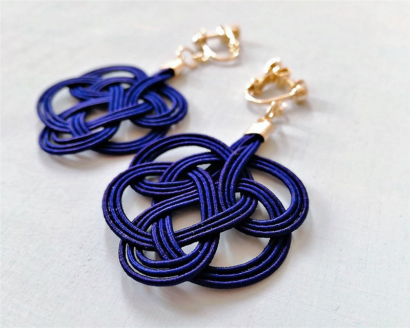 Water tie earrings Color: Navy - ต่างหู - ผ้าไหม สีน้ำเงิน