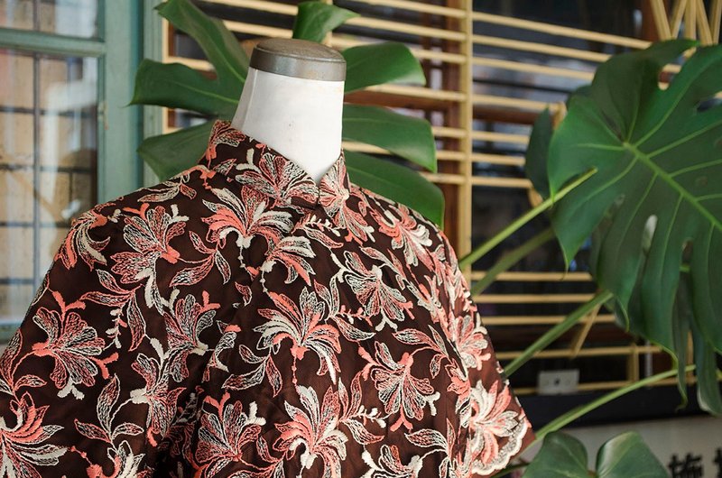 客訂粉橘白刺繡蕾絲花草棕透紗寬手工古董旗袍 | vintage莞洱古著 - 洋裝/連身裙 - 其他人造纖維 
