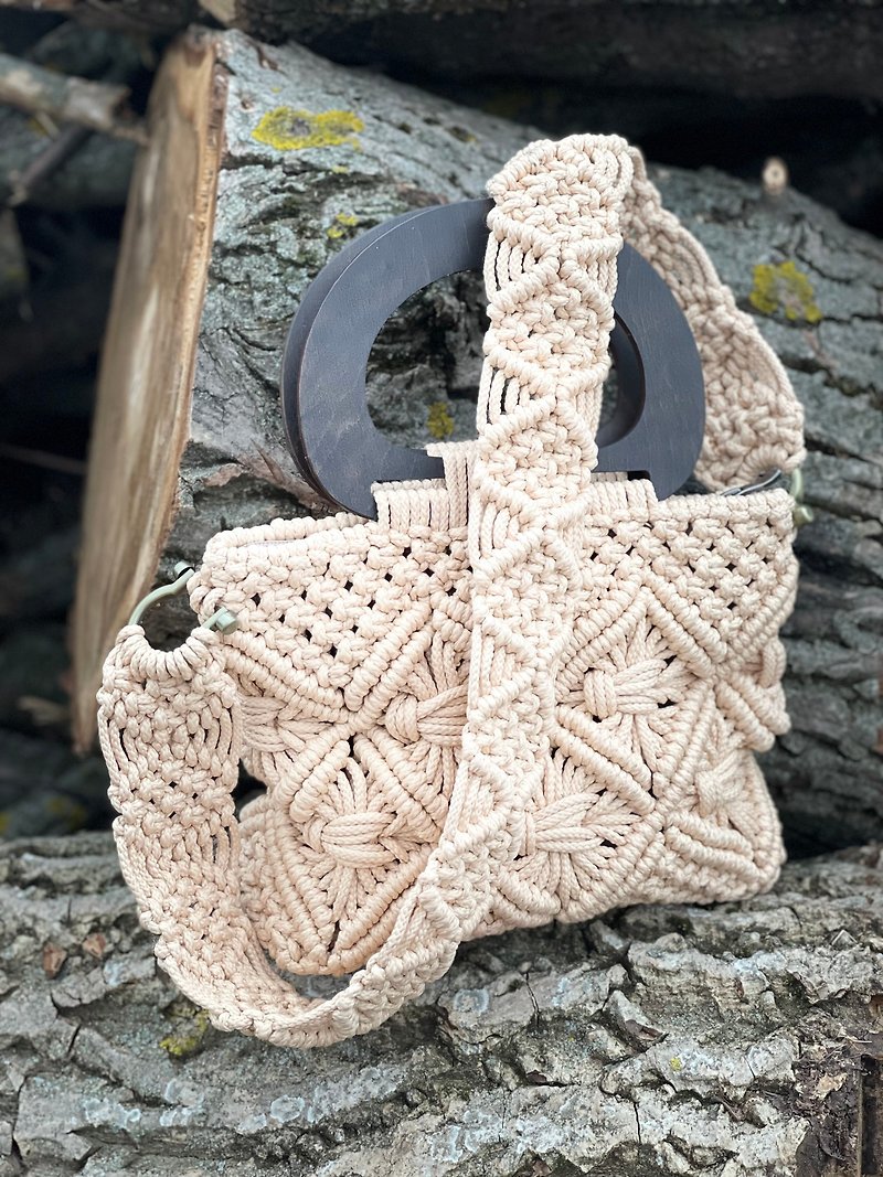 woven bag macrame crossbody with wooden handle.  Ukraine - กระเป๋าถือ - วัสดุอื่นๆ สีกากี