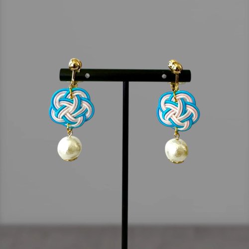 水引梅結びとコットンパールの上品イヤリング 淡いブルーとピンクで