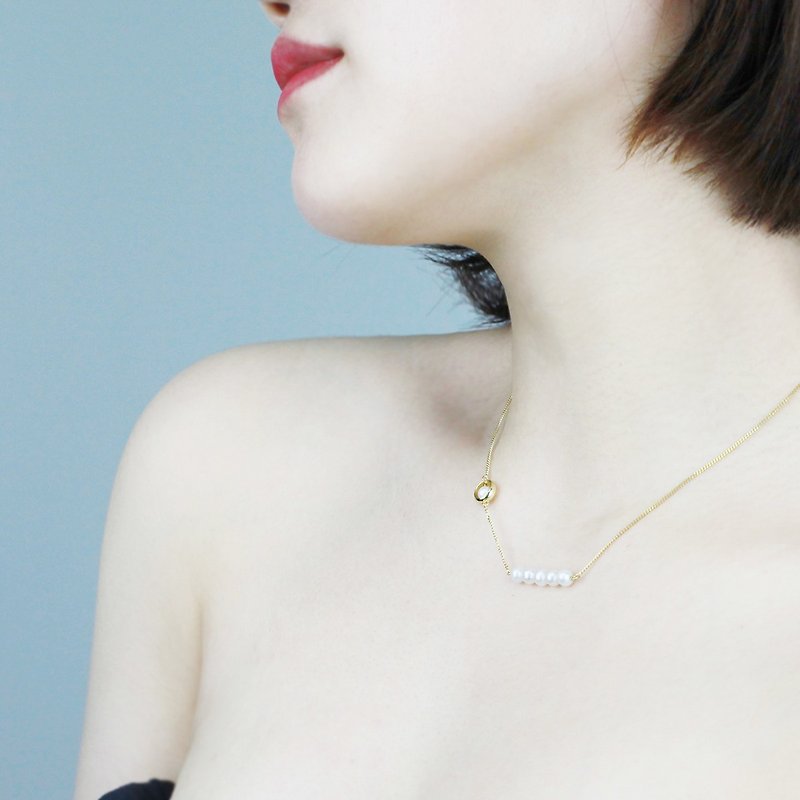Miss Queeny original | to be a little girl / natural pearl pure Silver circle clavicle chain / necklace - สร้อยคอ - โลหะ สีทอง