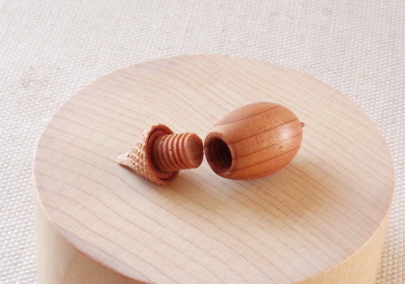 Acorns in Japan: Quercus phillyraeoides (aroma diffuser, pendant) made-to-order - Necklaces - Wood Orange