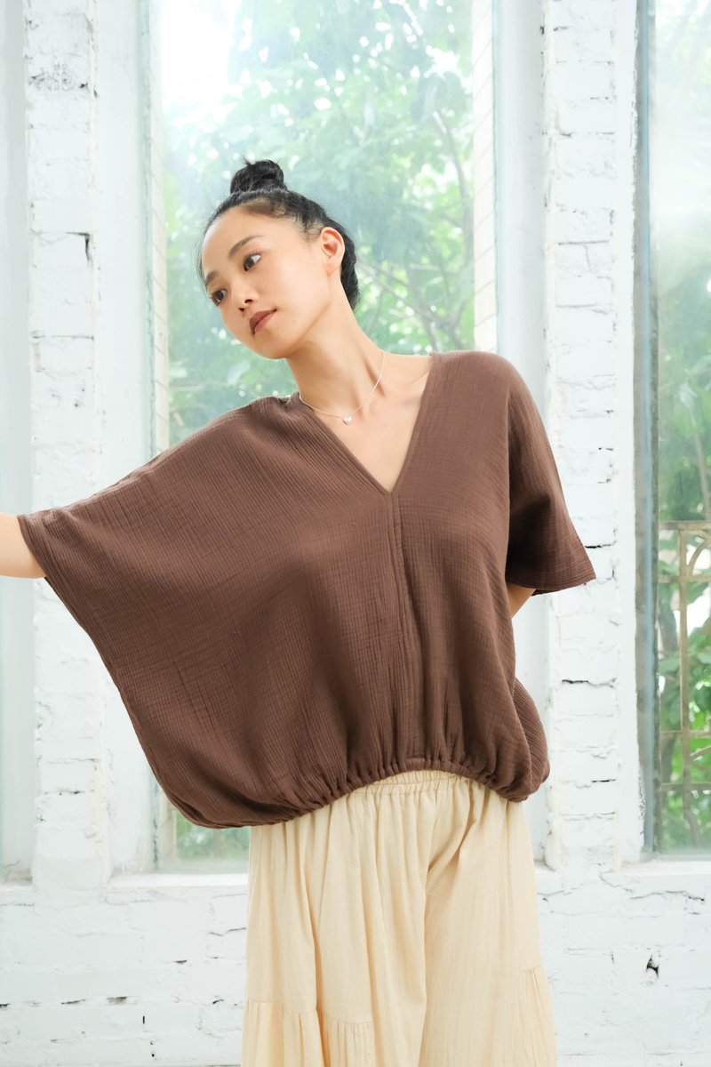 OMAKE front and rear V-neck waist top/three-layer yarn coffee - เสื้อผู้หญิง - ผ้าฝ้าย/ผ้าลินิน สีนำ้ตาล