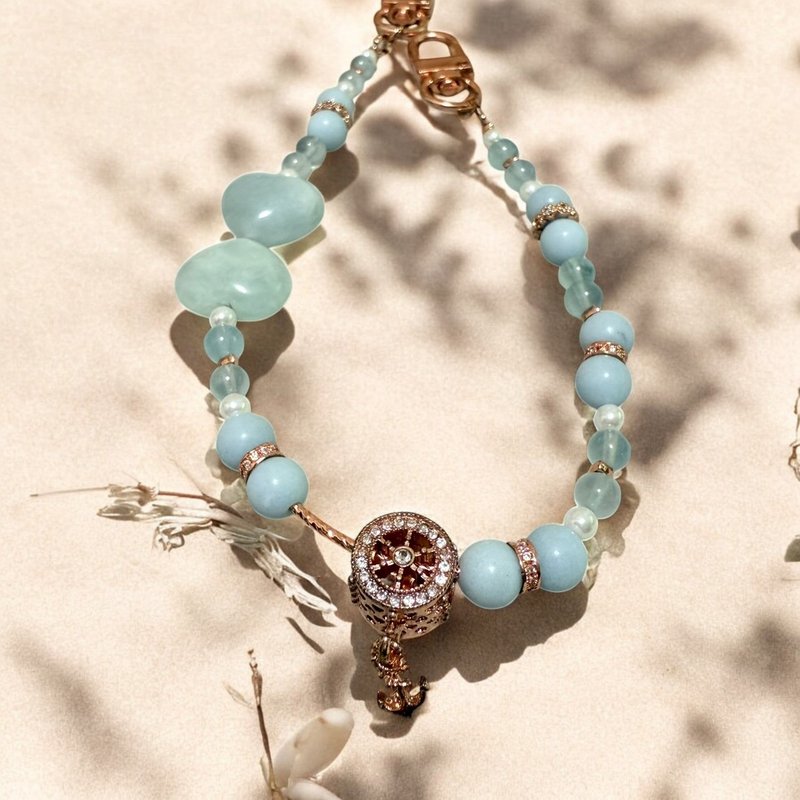 Ocean Heart Phone Charm – Aquamarine × Morganite × Gold Floral Accent - พวงกุญแจ - คริสตัล สีน้ำเงิน