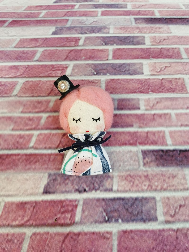 手作りブローチ ピンク髪の少女 - 人形・フィギュア - コットン・麻 ピンク