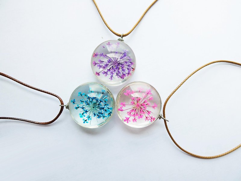 朱華雪のモノクロガラス押された花のネックレス - ネックレス - ガラス 多色