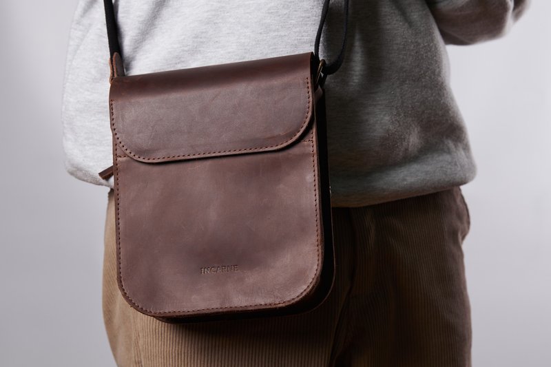 男士棕色皮革肩背包 – 小巧日常斜背包 - 側背包/斜背包 - 真皮 咖啡色