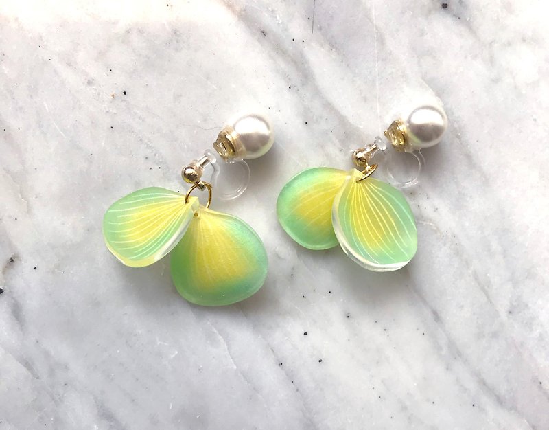 Fresh yellow green small leaf pearl back buckle 14K gold bag round bead pendant earrings Clip-On - Earrings & Clip-ons - Resin Green