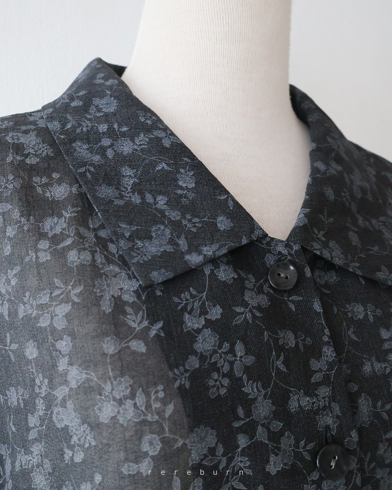 Japanese retro floral loose short-sleeved dark blue vintage shirt - เสื้อเชิ้ตผู้หญิง - เส้นใยสังเคราะห์ สีน้ำเงิน