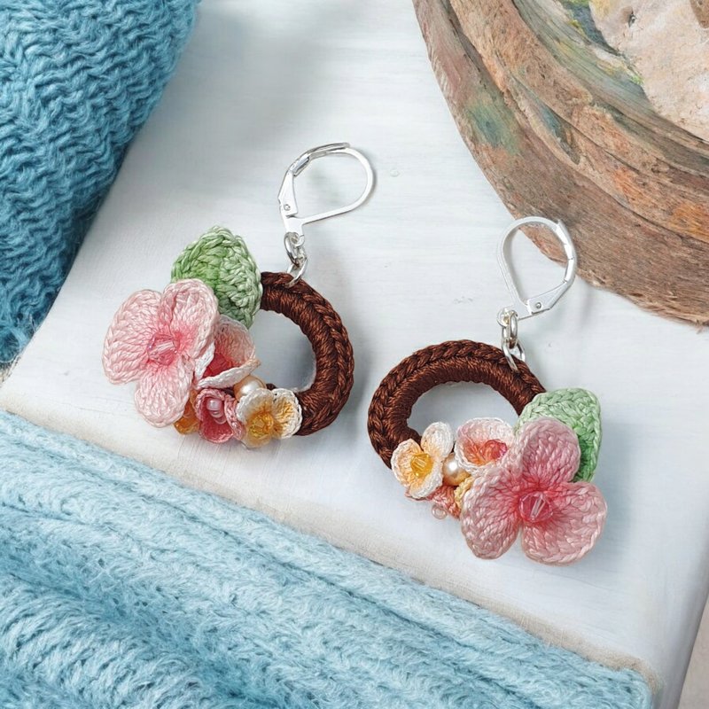 crochet beaded embroidery earrings, crochet earrings, crochet jewelry - 耳環/耳夾/耳骨夾 - 水晶 多色