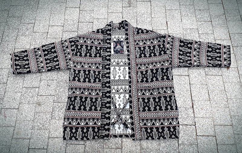 AMIN'S SHINY WORLD handmade custom KIMONO black and white ethnic totem jacquard hood coat coat - เสื้อโค้ทผู้ชาย - ผ้าฝ้าย/ผ้าลินิน สีดำ