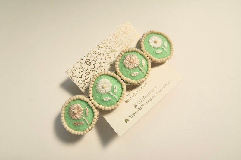 お花を集めたヘアバレッタ-mint green- - ヘアアクセサリー - 刺しゅう糸 グリーン