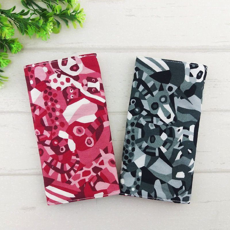 Black and white animal camouflage x wine red animal camouflage. Double-layer cotton + quad yarn double-sided strap saliva towel / scarf saliva towel (2 / group) - Bibs - Cotton & Hemp Black