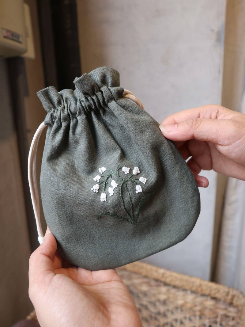 鈴蘭手刺繡束口袋/收納袋 - 束口袋/束口背包/水桶包 - 棉．麻 綠色