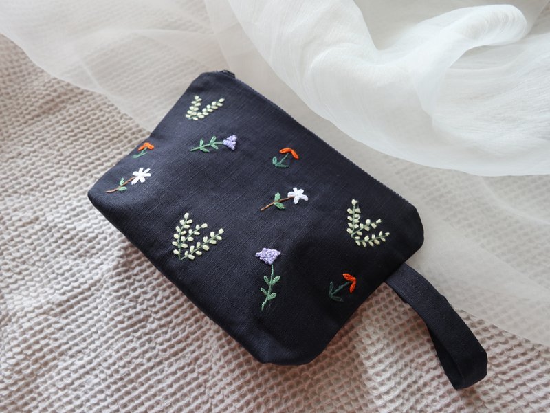 Wildflowers Embroidery Cosmetic Bag - กระเป๋าเครื่องสำอาง - ผ้าฝ้าย/ผ้าลินิน สีน้ำเงิน