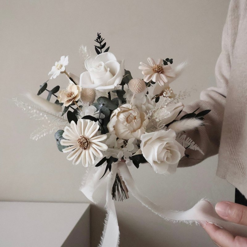 Fresh white and green everlasting flower bouquet, photo bouquet, bridal bouquet, registration bouquet - ช่อดอกไม้แห้ง - พืช/ดอกไม้ หลากหลายสี