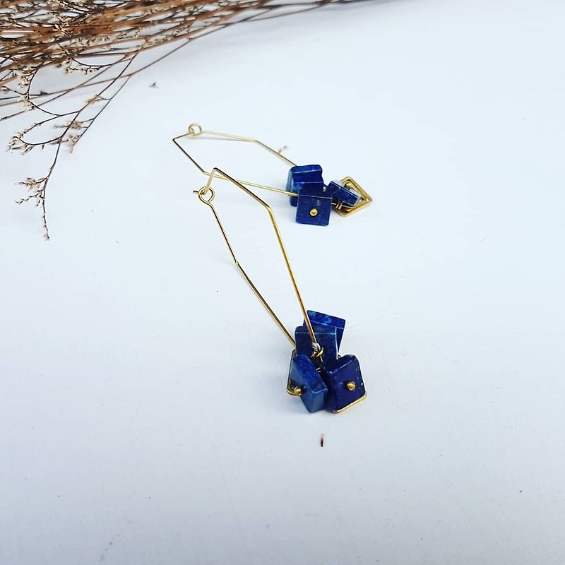 Copper hand made _ geometric shape lapis lazuli copper earrings - ต่างหู - เครื่องเพชรพลอย สีน้ำเงิน