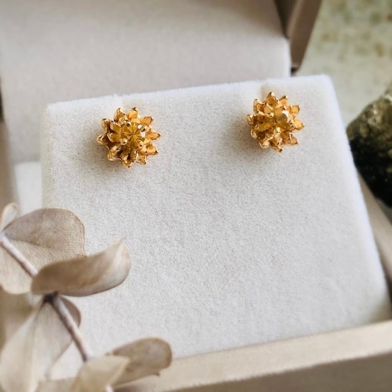Stud earrings designed as a Dok Pikul flower, set with a 3mm round-cut Yellow Sapphire. - 耳環/耳夾/耳骨夾 - 半寶石 黃色
