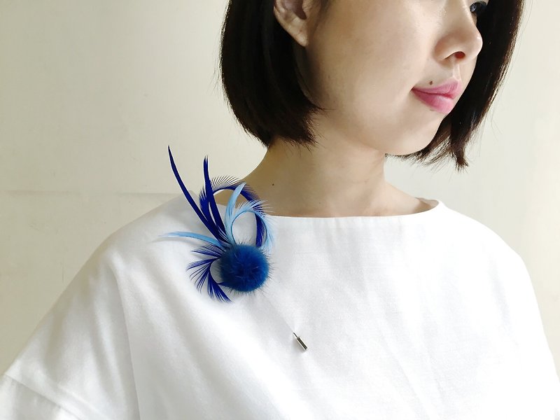 [Quick Shipping for Mother’s Day] Clear Summer Sky-Blue Feather Brooch Long Needle Style - เข็มกลัด - วัสดุอื่นๆ สีน้ำเงิน