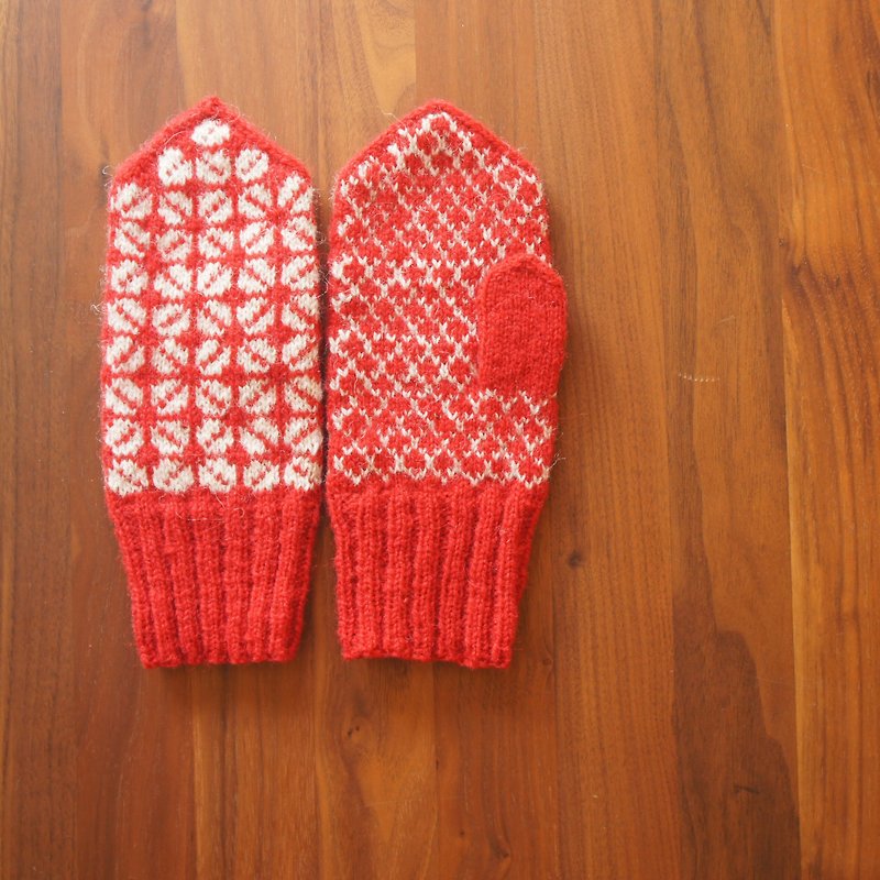 Mitten red with traditional Latvian pattern - ถุงมือ - ขนแกะ สีแดง