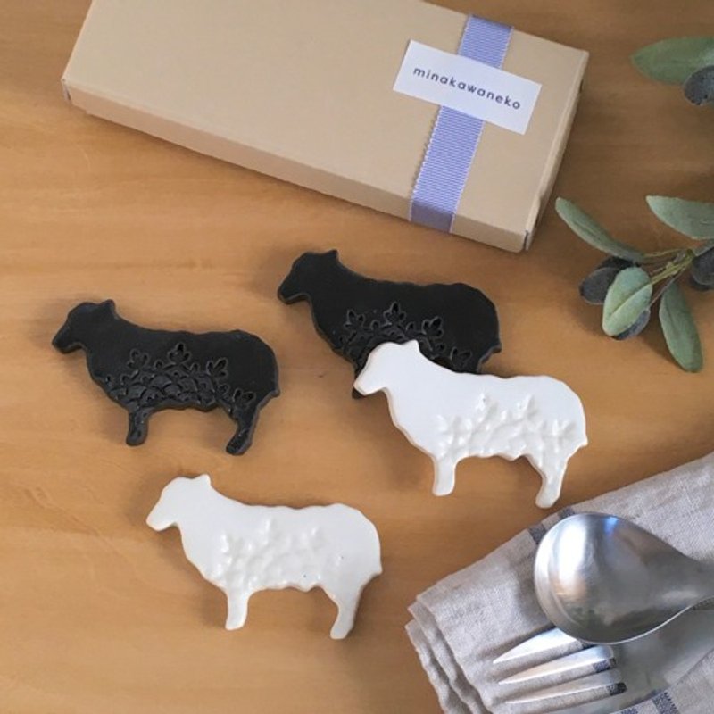 White Sheep Black Sheep Cutlery Rest Set of 4 Boxed - ตะเกียบ - ดินเผา 