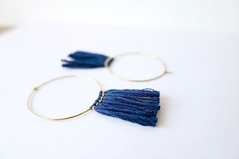 [endorphin] Brass Loop Midnight Blue Tassel Earrings - Earrings & Clip-ons - Other Metals Blue