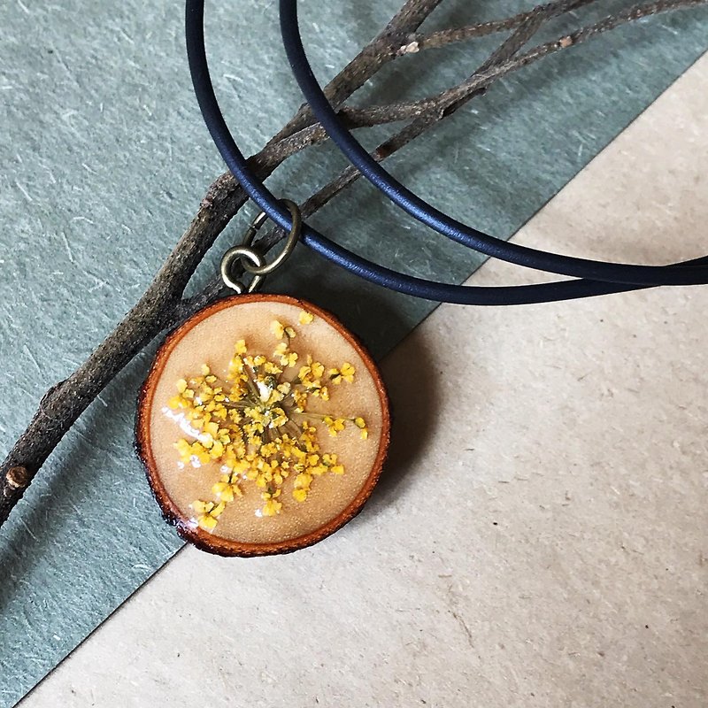 Dried Flower Epoxy Necklace/Pendant (Short Style) - สร้อยคอ - ไม้ หลากหลายสี