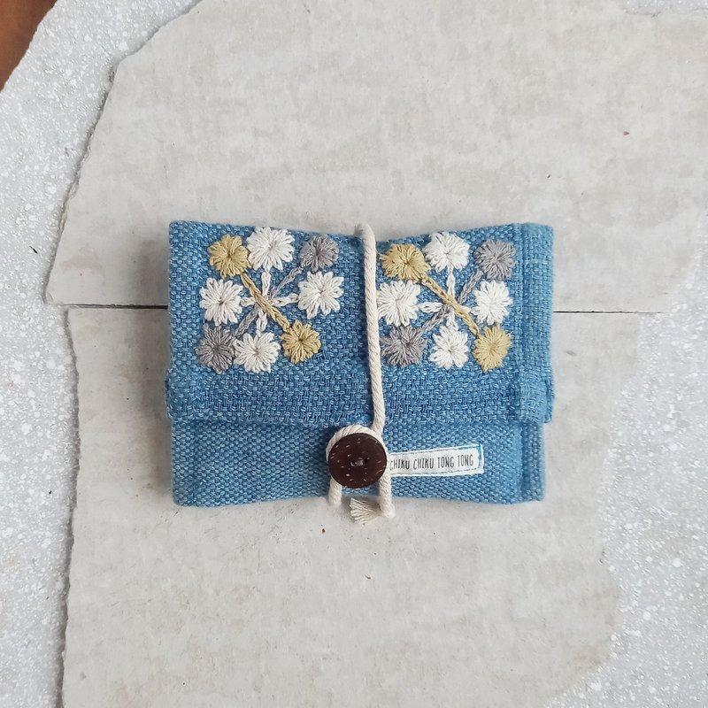草木染めコットンの手刺繍ポーチ S/ 手織り/ 水色/ 紐巻きポーチ - 化妝包/收納袋 - 棉．麻 藍色