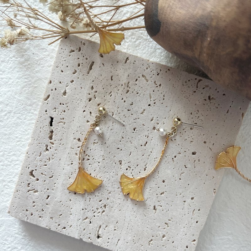 Ginkgo earrings/earrings/ Clip-On flowers - Earrings & Clip-ons - Resin 