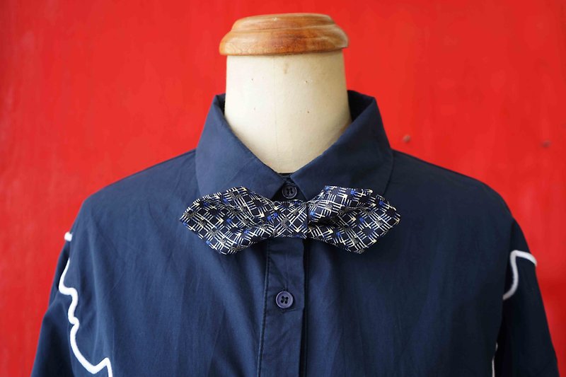 Antique cloth flower tie remade handmade bow tie-quiet sea that summer-wide version - หูกระต่าย/ผ้าพันคอผู้ชาย - ผ้าไหม สีน้ำเงิน