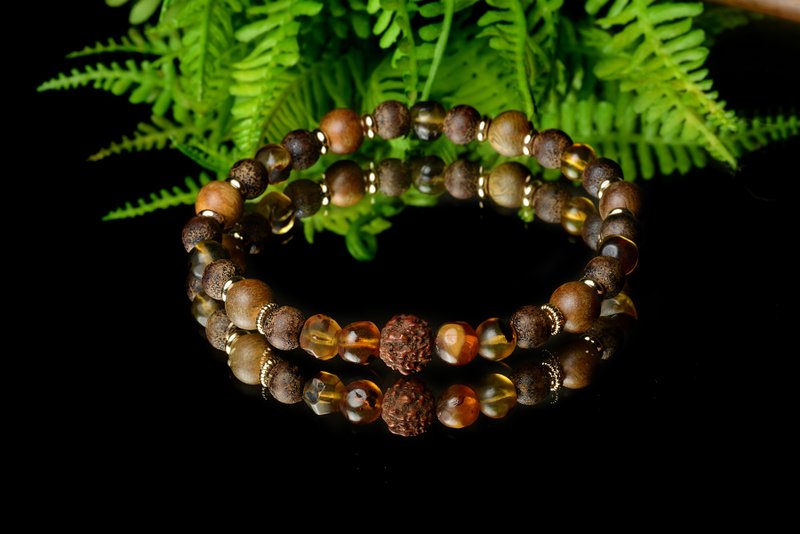 【VVEDA AMBER】Meditation. Ning Temple Candlelight/Agarwood/Green Sandalwood/Hand-polished Golden Amber - Bracelets - Crystal Brown