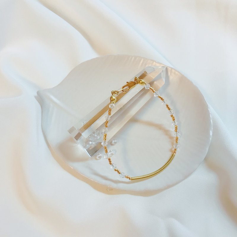 Clarity_ White Crystal with Brass Bracelet - สร้อยข้อมือ - เครื่องเพชรพลอย 